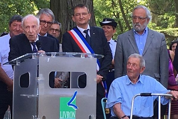 Drôme : il y a 75 ans la Résistance française sabotait le pont de Livron... les célébrations ont lieu ce week-end en présence d'un ancien membre du commando Henri Faure (au micro). A sa gauche, un résistant de Livron.