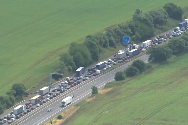 D'impressionnants bouchons sur la route menant au port de Douvres vendredi.