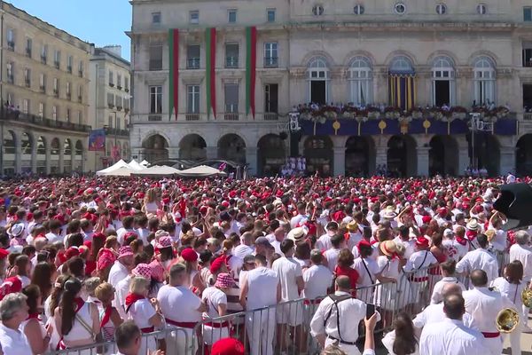 Moment fort d'hommage à Patrick Laniès, décédé l'an dernier après avoir été rouée de coups pendant les Fêtes de Bayonne.