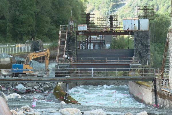 Les travaux de déconstruction des 5 barrages qui traversaient La Romanche depuis le début du 20e siècle ont débuté