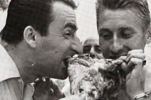 Jacques Anquetil et son directeur sportif Raphaël Géminiani au méchoui organisé par Radio Andorre en 1964.