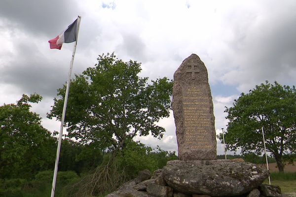 À 800 mètres du musée de la Résistance en Argoat, la stèle commémorative de l’Étang-Neuf rappelle les combats du 27 juillet 1944 entre les résistants du maquis et les troupes d’occupation.