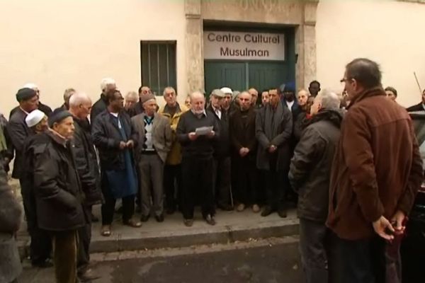 Une trentaine de fidèles se sont rassemblés devant le centre culturel musulman El Fath de Chalon-sur-Saône, vendredi 20 novembre, après la prière.