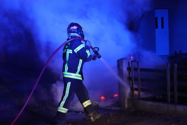 Le feu s'est déclaré vendredi11 août, vers 8 heures du matin, dans un appartement d'un immeuble d'habitation de quatre étages du quartier Bagatelle à Toulouse (Haute-Garonne).