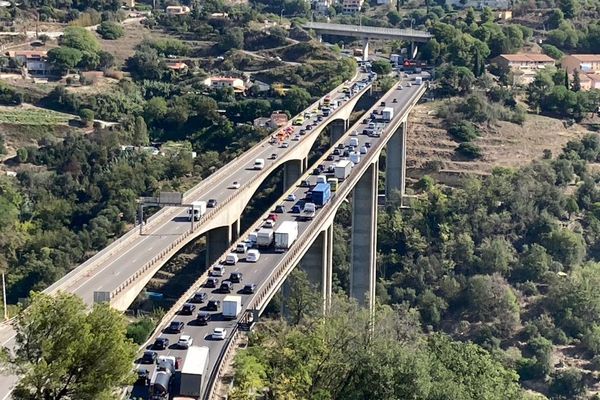 Un important dispositif avait été mis en place pour dissuader le joueur de Nice de sauter du pont.