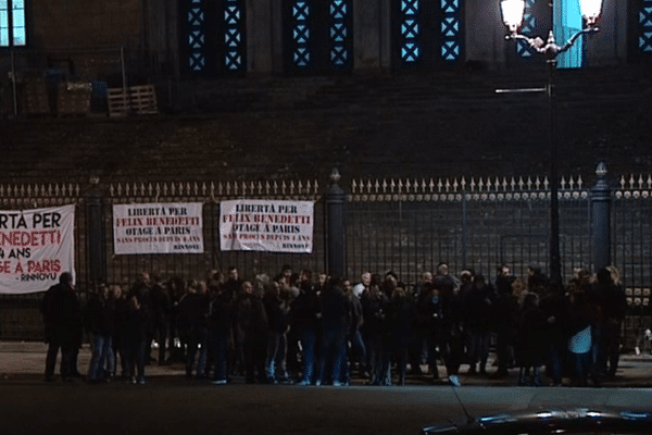 Entre 100 et 150 militants se sont rassemblés ce mercredi soir devant le palais de justice de Bastia