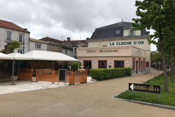 De nombreux restaurants, comme La Cloche d'Or à Verdun (Meuse), attendront avant d'ouvrir. Ils veulent être sûrs que les clients pourront être au rendez-vous.