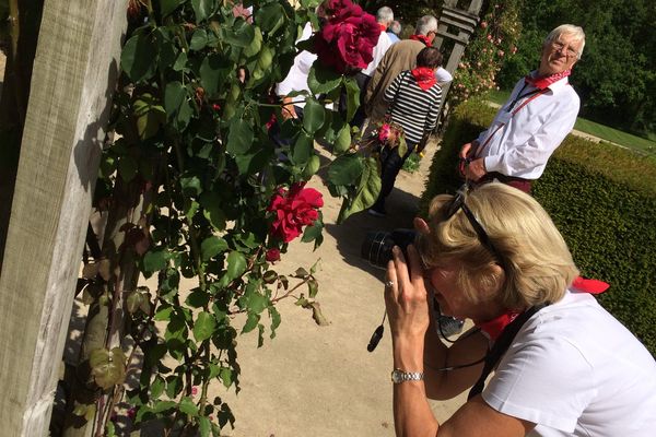 Des passionnés d'horticulture en visite au logis de la Chabotterie en vendée