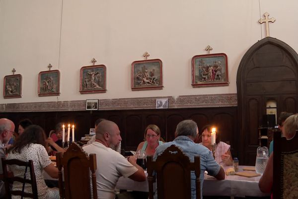 La chapelle des Ursulines a été convertie en une auberge. Elle accueille les pèlerins de la route du Puy, sur le chemin de Saint-Jacques-de-Compostelle.