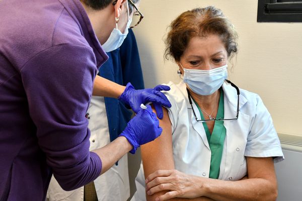 La vaccination des soignants de plus de 50 ans a débuté mardi 5 janvier au CHU de Lille. Valenciennes, Arras et Calais ne devraient pas tarder.