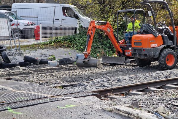 Des travaux sont en cours sur la ligne SNCF à Notre-Dame-de-Briançon (Savoie) depuis les crues torrentielles du 16 novembre 2023.