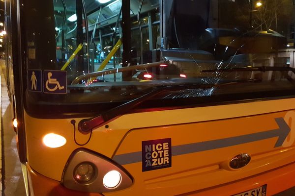 Des jets de pierre ont cassé les vitres d'un bus de la ligne 4 au niveau de Nice nord ce dimanche soir.