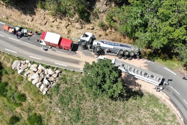 Un poids-lourd transportant du fioul s'est couché sur la chaussée ce mardi 10 août sur la RN.106 sur la commune d'Ispagnac entre Florac et Balsièges, en Lozère. La circulation est coupée dans les deux sens de circulation. Du carburant s'est répandu dans la nature.
