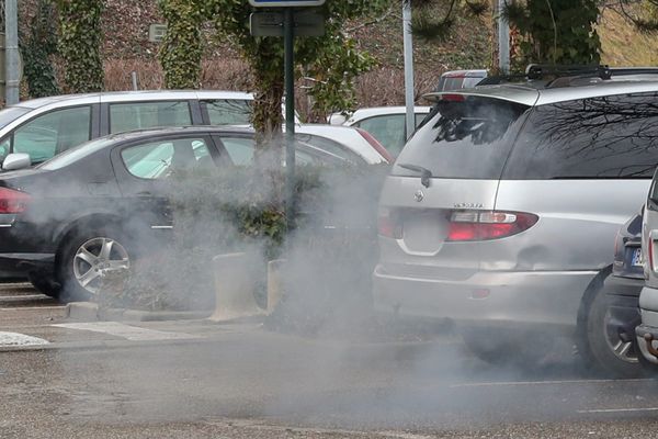 Les gaz d'échappement polluent l'air que nous respirons.