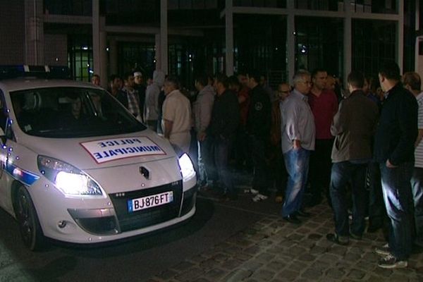 Rassemblement devant le commissariat de Reims, dimanche soir, après l'agression d'une femme musulmane.