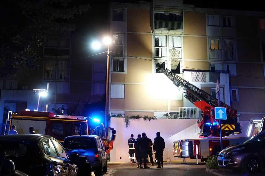 An apartment destroyed by flames last night in Grasse, 4 people taken to hospital