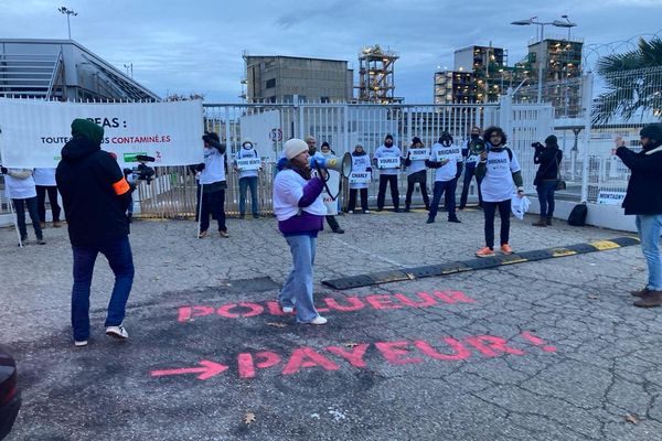 A l'appel de plusieurs associations, des militants écologistes manifestent devant le site d'Arkema au sud de Lyon (Rhône)