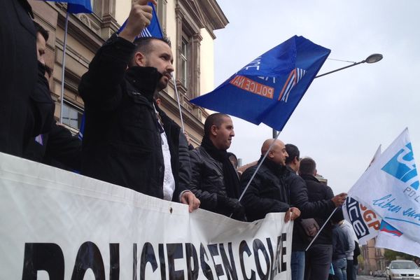 Des policiers rassemblés devant le tribunal de Mulhouse