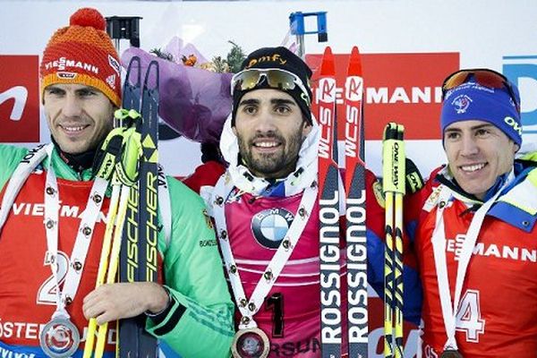 Sur le podium dimanche : l'Allemand Arnd Pfeiffer (gauche), Martin Fourcade (centre) et Quentin Fillon-Maillet (droite).