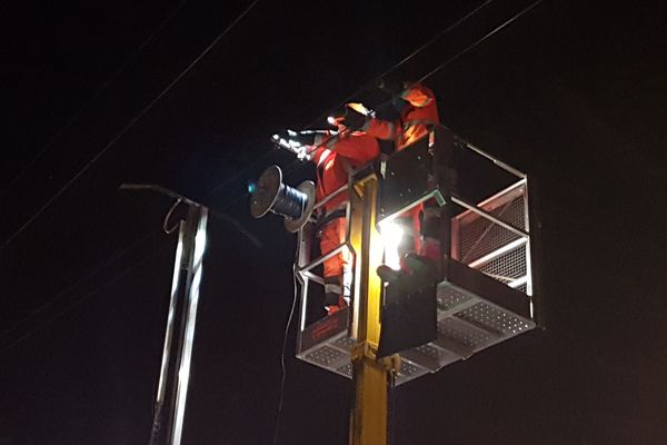 La SNCF a ajouté un système de chauffage des caténaires du tramtrain Nantes-Châteaubriant destiné à supprimer les coupures électriques dues au givre hivernal