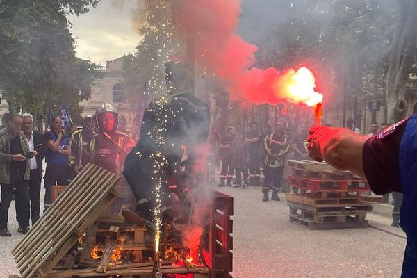 Les sapeurs-pompiers en colère ont mis le feu à un uniforme pour dénoncer les risques du métier.