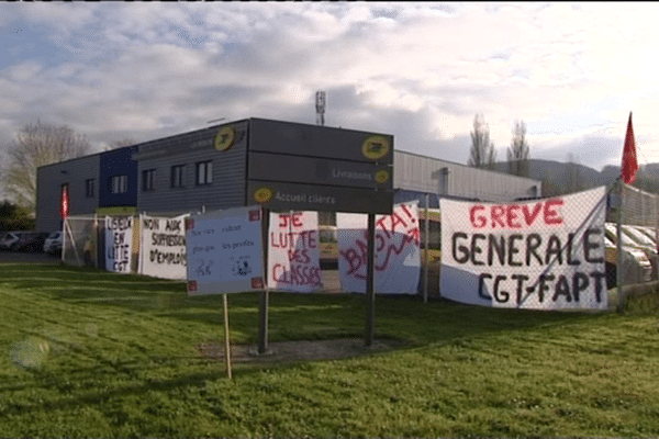 Les postiers de l'établissement Courrier de Lisieux sont en grève pour protester contre la réorganisation des tournées.