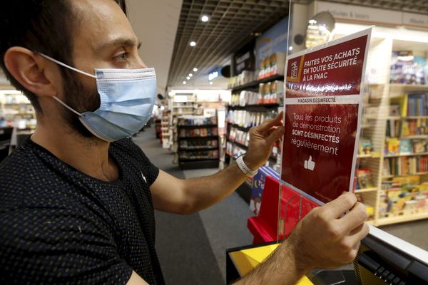 A la FNAC du Metropole Shopping Center de Monaco, on installe des affichettes informatives avant la réouverture ce lundi.