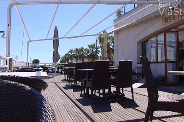 Ce restaurant du Port de Taverna n'a parfois aucun client pour le déjeuner.