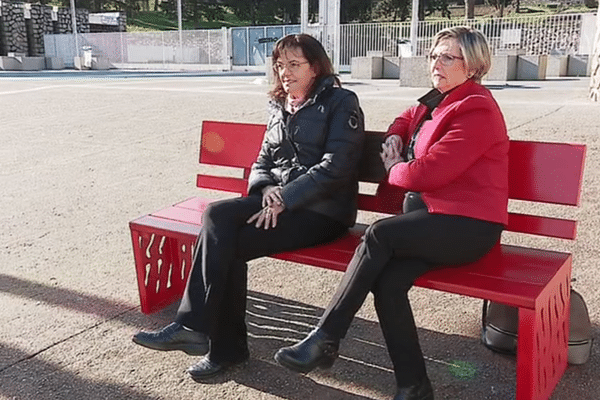 Mylène Jacquet, mère de Savannah et Rosie Sarrola, présidente de la section bastiaise de Femmes Solidaires sur le banc rouge inauguré devant le lycée Laëtitia à Ajaccio, pour sensibiliser aux violences faites aux femmes. 