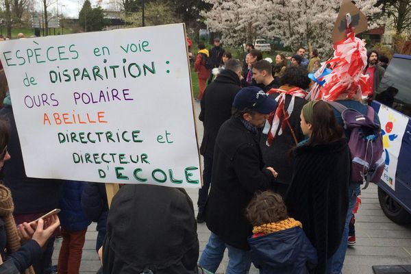 Les enseignants ne veulent pas des "établissements publics de savoirs fondamentaux" qui placeraient chaque école sous la tutelle d'un collège, et feraient disparaître la fonction de directeur d'école.