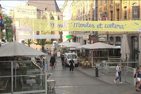 "Moult moules et caetera", les banderoles flottent dans le centre ville de Lille pour rappeler que le mollusque roi de la braderie sera bien sur les tables ce week end 