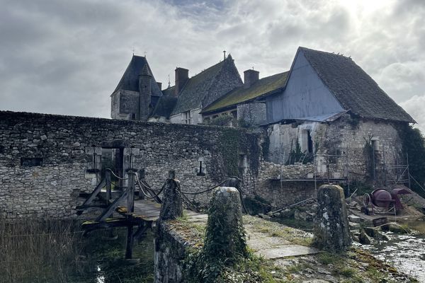 Le mur d'enceinte rénové du château de Chémery