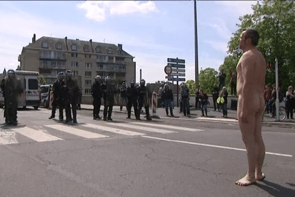 Un manifestant dans le plus simple appareil face aux CRS ce jeudi à Caen