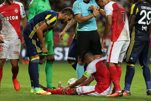 Le monégasque Radamel Falco à terre lors du match contre Fenerbahçe le 3 août dernier.