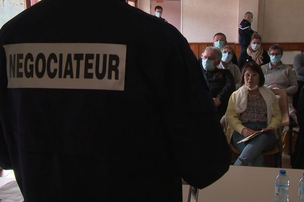 Ce mardi 22 février, à Entre-deux-Monts, une vingtaine de maires du Jura ont été formés aux situations difficiles par des négociateurs régionaux de la gendarmerie formés au GIGN.