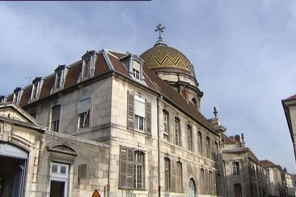 Depuis mars 2018, les locaux de l'hôpital Saint-Jacques sont occupés par Hôp Hop Hop.