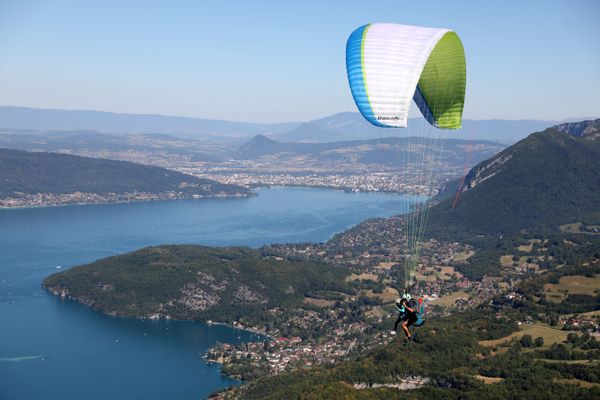 Un parapentiste survole le lac d'Annecy en juillet 2020. 