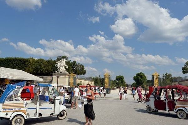 Des tuk-tuks attendent les touristes près de la place de la Concorde à Paris