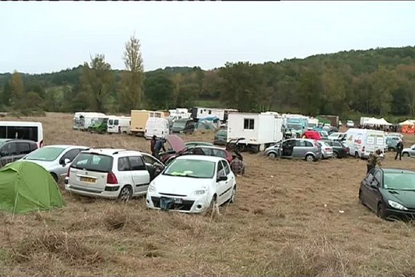 Le célèbre site de Sivens accueille ce samedi une rave-party installée illégalement. 