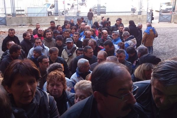 Les anciens salariés avant l'audience à la cour d'appel de Toulouse le 11 décembre 2012