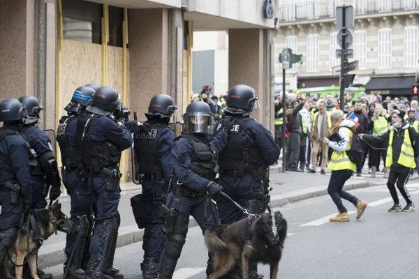 Les forces de l'ordre déployées à Paris lors de la mobilisation des Gilets jaunes le samedi 8 décembre.