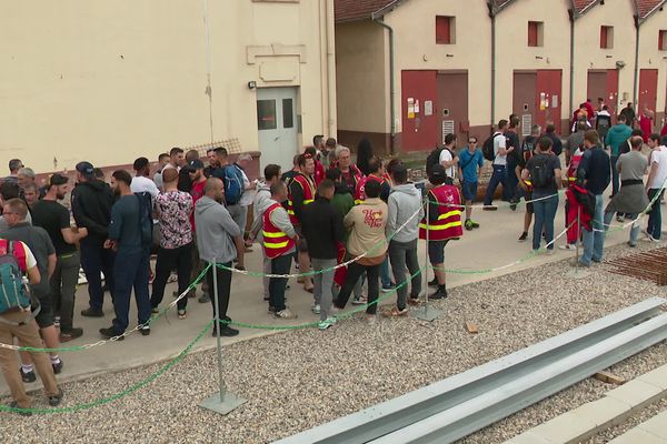 Mouvement de grève devant le site de RTE à Villeurbanne.