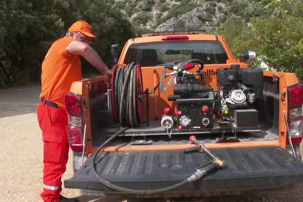 À l'arrière du pick-up : de quoi activer une lance à eau pour attaquer tout départ de feu.