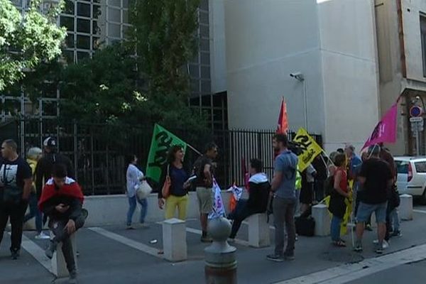 Après une "petite victoire" des salariés McDonald's de Marseille devant le juge des référés du tribunal de grandes instances, ils restent mobilisés pour le prochain combat