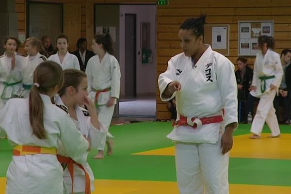 Lucie Décosse conseille les jeunes judokates de Reims.