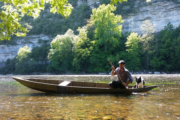 Le conteur Clément Bouscarel et son chien sur la Dordogne dans le Haut-Quercy.