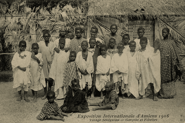 Pendant six mois, une centaine de personnes ont été exhibées dans un zoo humain à Amiens dans un "village sénégalais" reconstitué.