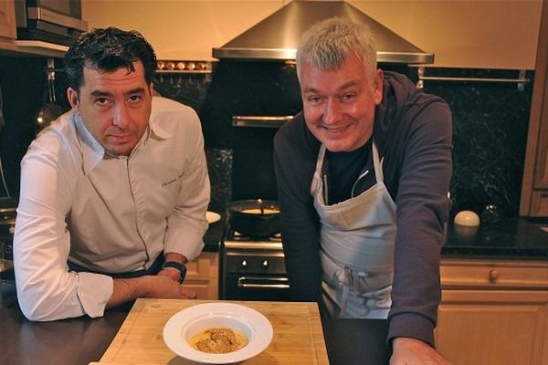 Le chef étoilé du Castel Novel à Varetz, Nicolas Soulié, dévoile à Martial Codet-Boisse sa recette des escalopes de foie gras sur velouté de châtaigne