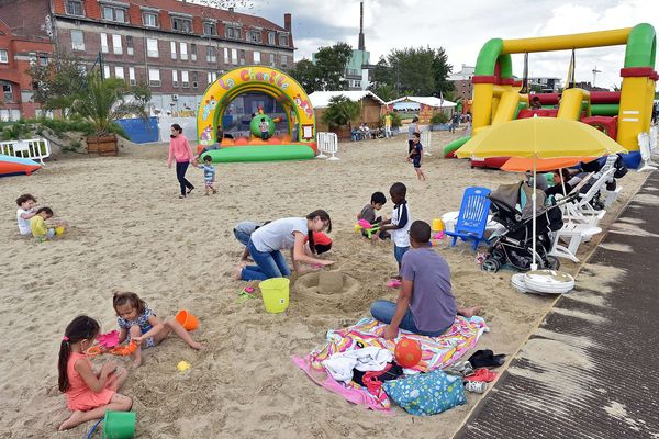 Les villes sont plusieurs à créer des plages pour l'été, comme ici à Lille.