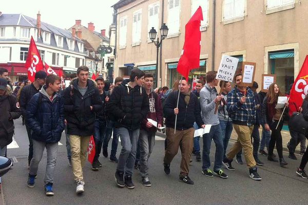 Une centaine de lycéens et retraités ont manifesté ce jeudi à Saint-Amand-Montrond dans le Cher